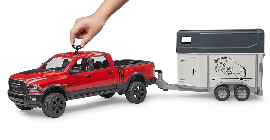 BRUDER - RAM 2500 Power Wagon com Reboque de Cavalo e Cavalo